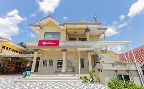 Reddoorz Plus @ Villa Bontes Batu